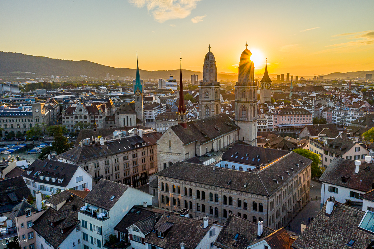 Altstadt Zürich und Grossmünster Kirchen Zürich Altstadt Sonnenuntergang Sommer Schweiz – Jan Geerk Fotograf Basel