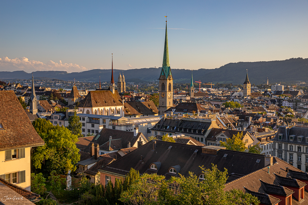 Stadtpanorama Zürich mit Kirchtürmen in goldener Herbstlichtstimmung Schweiz Jan Geerk Fotograf Basel
