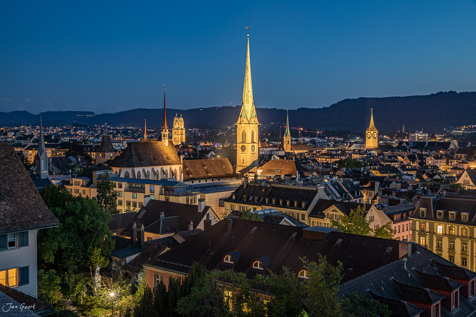 Zürich Altstadt mit beleuchteten Kirchtürmen bei Sonnenuntergang, Schweiz – Jan Geerk Fotograf Basel