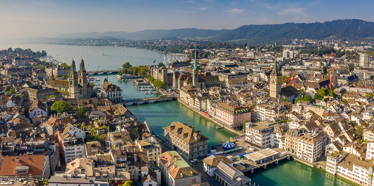 Luftaufnahme Zürich mit Fraumünster, Grossmünster und Limmat im Sommer – Jan Geerk Fotograf Basel