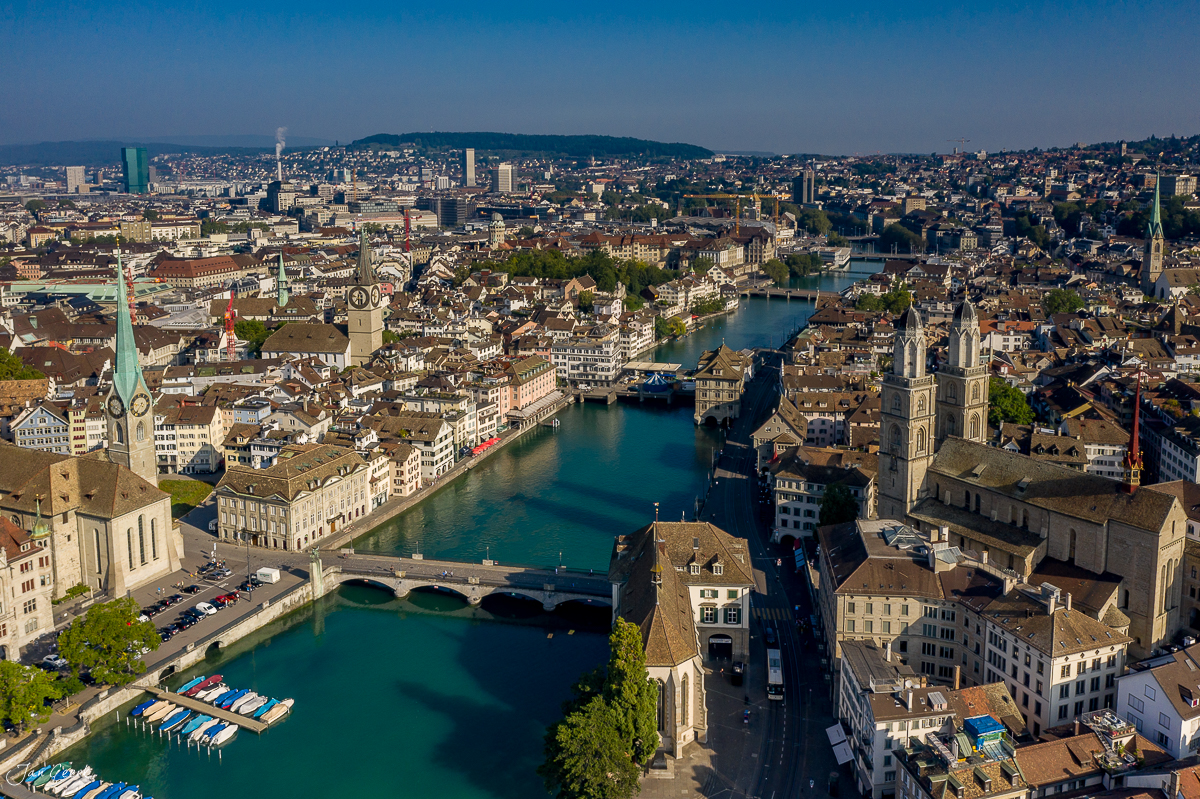 Luftaufnahme Zürich mit Fraumünster und Grossmünster an der Limmat, Sommerlicht, Schweiz – Jan Geerk Fotograf Basel