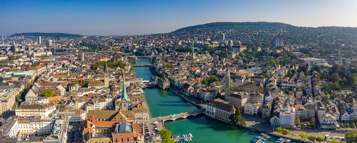 Luftaufnahme Zürich mit Limmat, Fraumünster und Grossmünster an sonnigem Sommertag, Schweiz – Jan Geerk Fotograf Basel