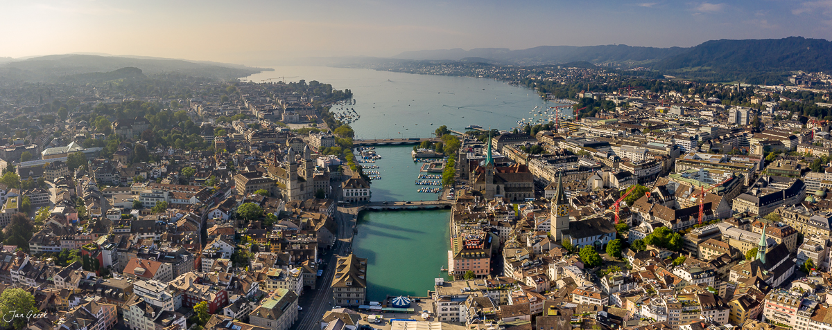 Zürich Drohnenaufnahme mit Fraumünster, Grossmünster und Limmat in Sommerlicht – Jan Geerk Fotograf Basel Schweiz
