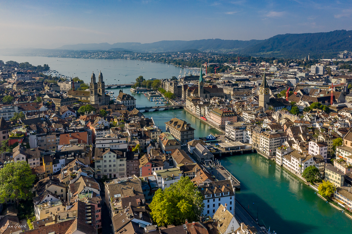 Luftaufnahme Zürich mit Fraumünster, Grossmünster und Limmat im Sommerlicht – Jan Geerk Fotograf Basel Schweiz