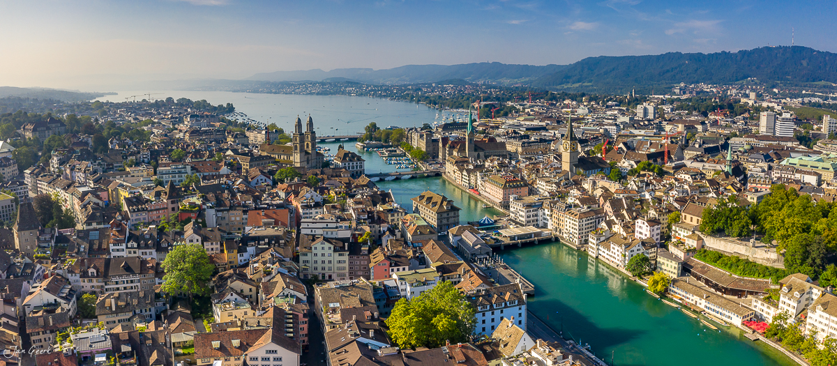 Luftaufnahme von Zürich mit Fraumünster, Grossmünster und Limmat im Sommer, Schweiz – Jan Geerk Fotograf Basel