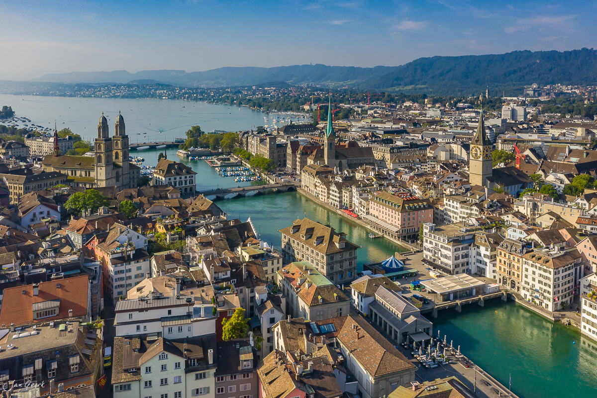 Zürich Luftaufnahme mit Fraumünster und Grossmünster Kirchen an der Limmat Sommer Schweiz Jan Geerk Fotograf Basel