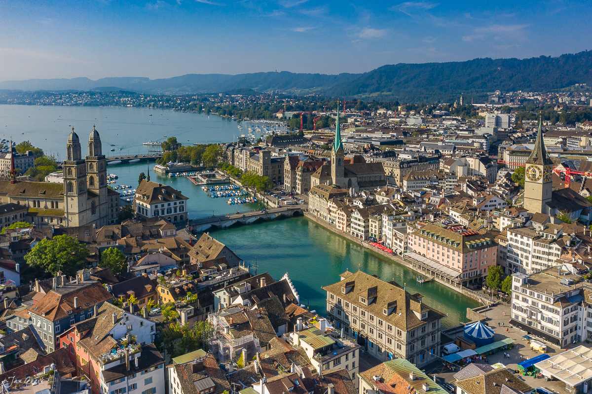 Zürich Luftaufnahme mit Fraumünster, Grossmünster und Limmat im Sommer, Schweiz – Jan Geerk Fotograf Basel