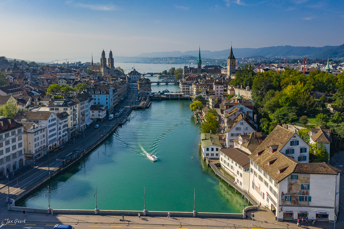 Limmat-Fluss in Zürich mit Fraumünster und Grossmünster, Sommeraufnahme, Schweiz – Jan Geerk Fotograf Basel