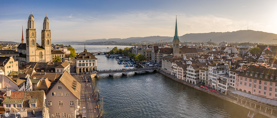 Panorama Zürich Altstadt mit Grossmünster an der Limmat im Abendlicht, Schweiz – Jan Geerk Fotograf Basel