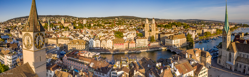 Panorama Zürich Altstadt mit Flussblick Drohnenaufnahme Abendlicht Schweiz Jan Geerk Fotograf Basel