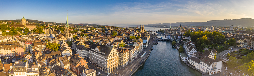 Panorama Zürich Altstadt und Limmat Drohnenaufnahme Abendlicht Sommer Schweiz Jan Geerk Fotograf Basel