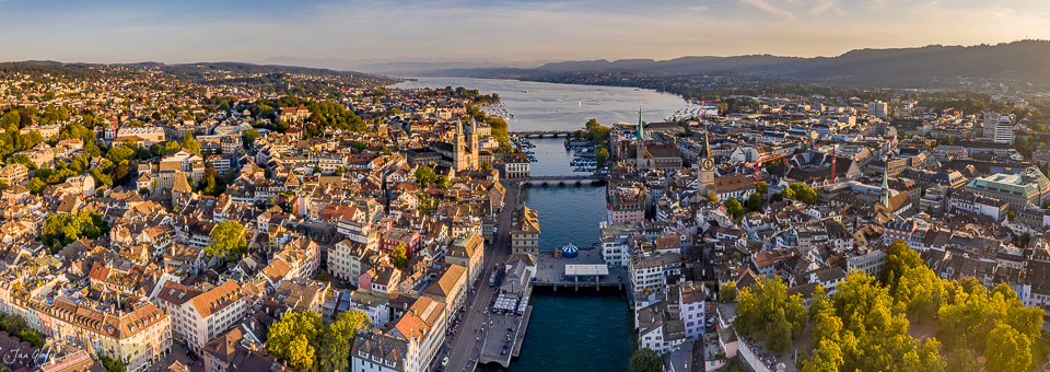 Panorama Luftaufnahme Zürich mit Limmat und Seen im Abendlicht Sommer Schweiz – Jan Geerk Fotograf Basel