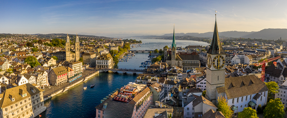 Panorama Zürich Luftaufnahme mit Münster und Limmat im Abendlicht, Sommer Schweiz – Jan Geerk Fotograf Basel