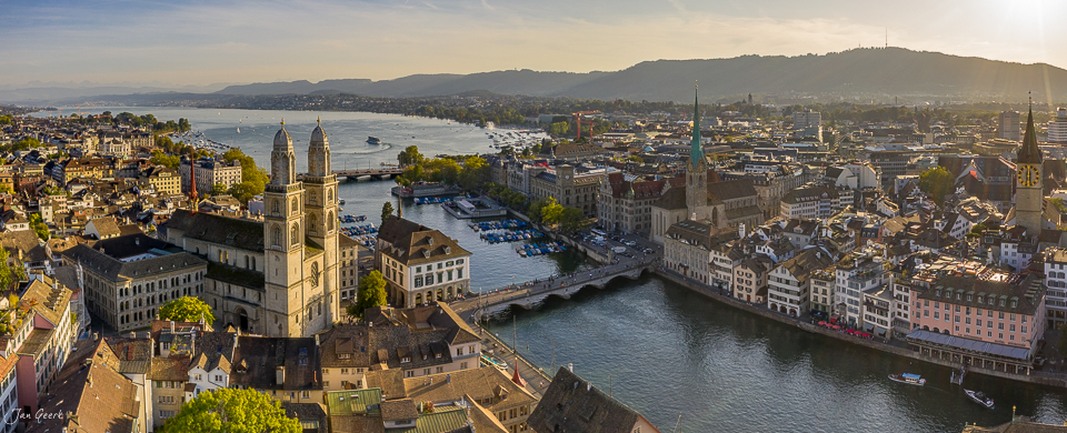 Panorama Zürich Luftaufnahme mit Grossmünster Kirche Limmat Abendlicht Sommer Schweiz Jan Geerk Fotograf Basel
