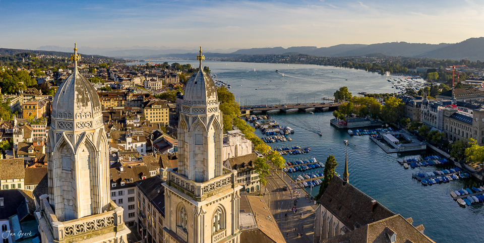 Panorama Zürich Altstadt mit Kirchtürmen, Limmat und See im Abendlicht, Sommer Schweiz – Jan Geerk Fotograf Basel