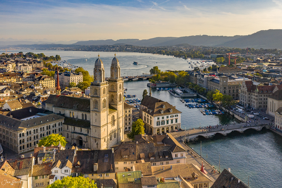 Grossmünster Kirche Zürich Altstadt Seeufer Drohnenaufnahme Abendlicht Sommer Schweiz Jan Geerk Fotograf Basel