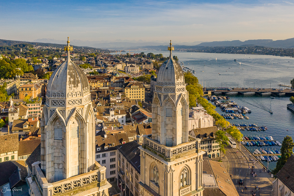 Zürich Drohnenaufnahme mit Grossmünster, Kirchtürmen, Seeufer und Booten im Abendlicht Sommer Schweiz Jan Geerk Fotograf Basel