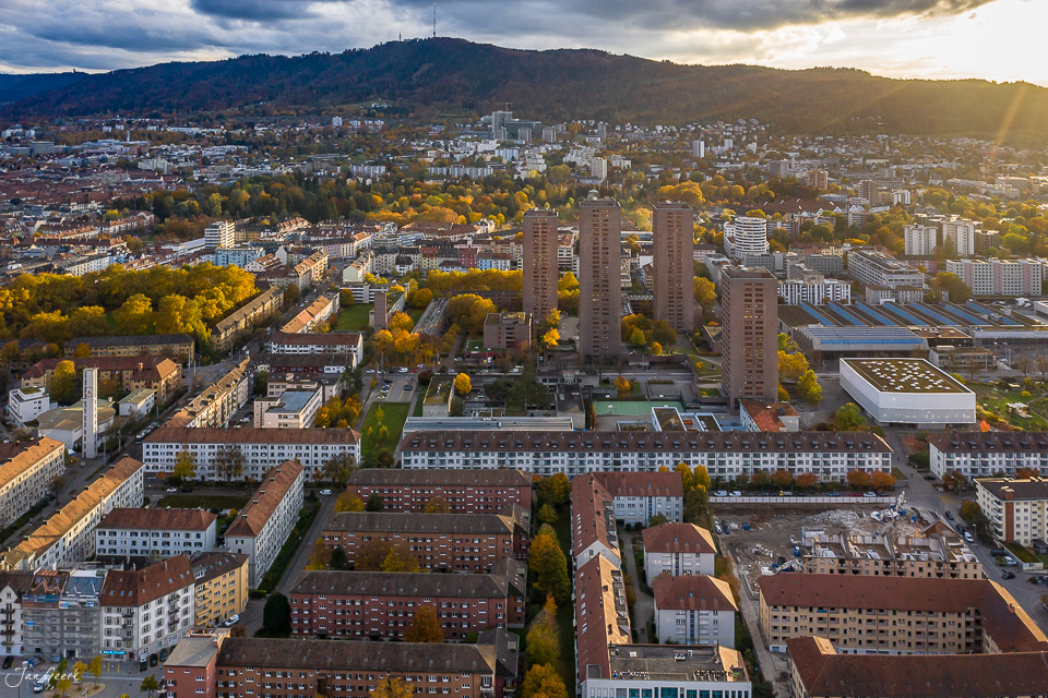 Luftaufnahme Zürich Kreis 5 mit Herbstlaub goldener Stunde Schweiz Jan Geerk Fotograf Basel