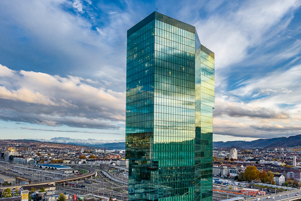 Prime Tower Moderner Glastower in Zürich Kreis 5 mit herbstlicher Lichtstimmung, Stadtpanorama und Alpensicht – Jan Geerk Fotograf Basel