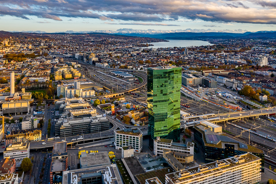 Prime Tower Luftaufnahme Zürich mit grünem Hochhaus, Autobahnkreuzung und Zürichsee im Herbstlicht, Schweiz – Jan Geerk Fotograf Basel