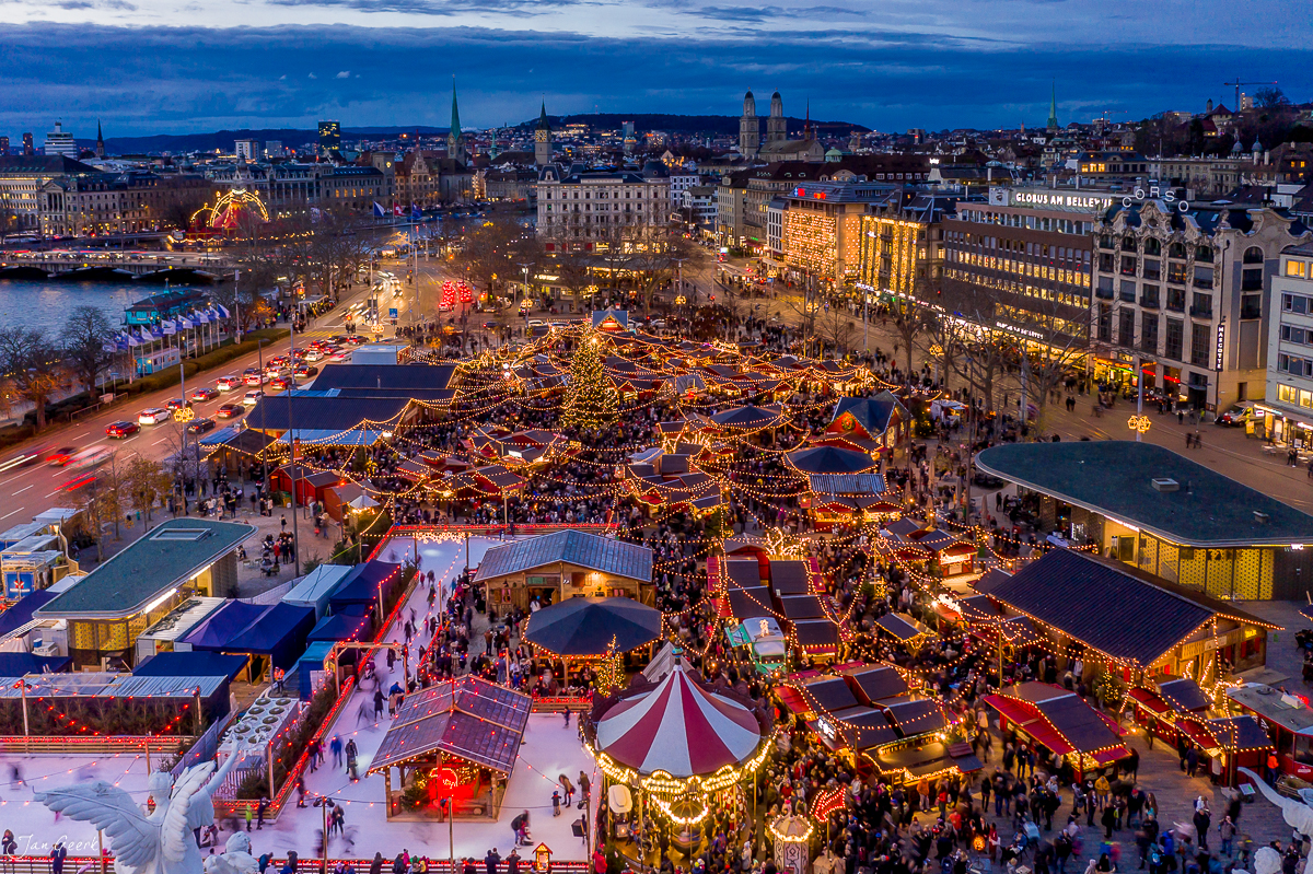 Weihnachtsmarkt Sächsilüteplatz Zürich festlich beleuchtet Luftaufnahme Winter Schweiz Jan Geerk Fotograf Basel