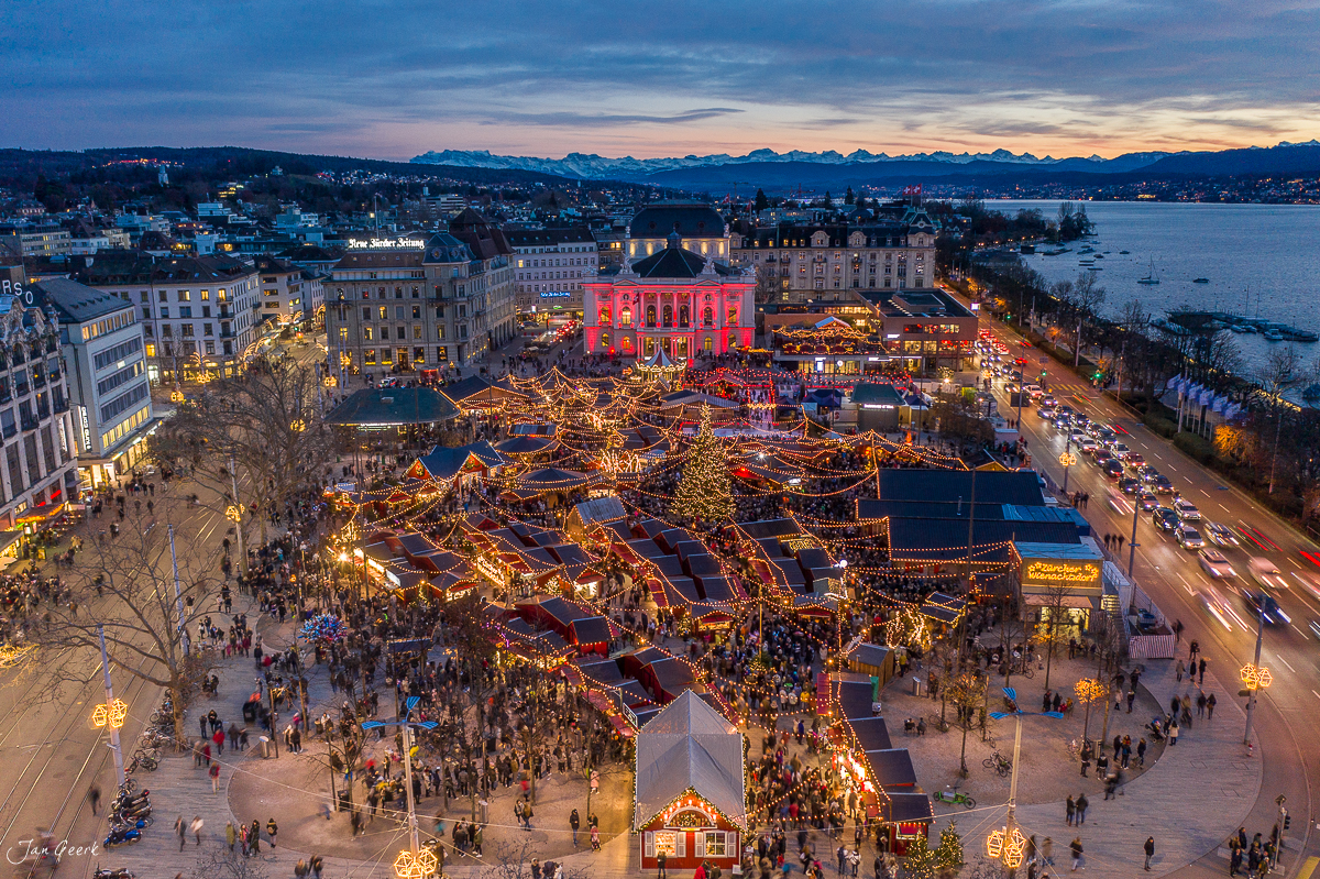 Weihnachtsmarkt Sächsilüteplatz mit festlicher Beleuchtung und Fraumünster Kirche, Zürich Winter Schweiz – Jan Geerk Fotograf Basel