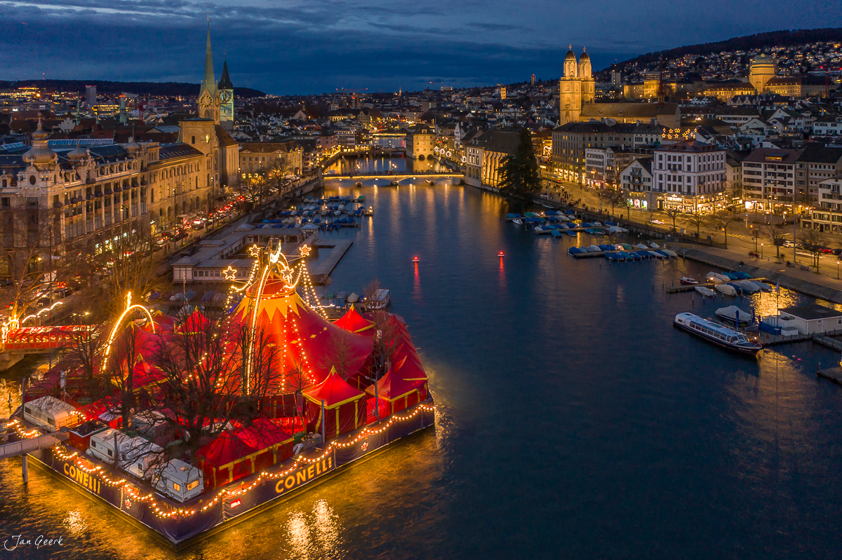 Zirkus Conelli am Sächsilüteplatz Zürich bei Nacht mit beleuchteten roten Zelten Schweiz Jan Geerk Fotograf Basel