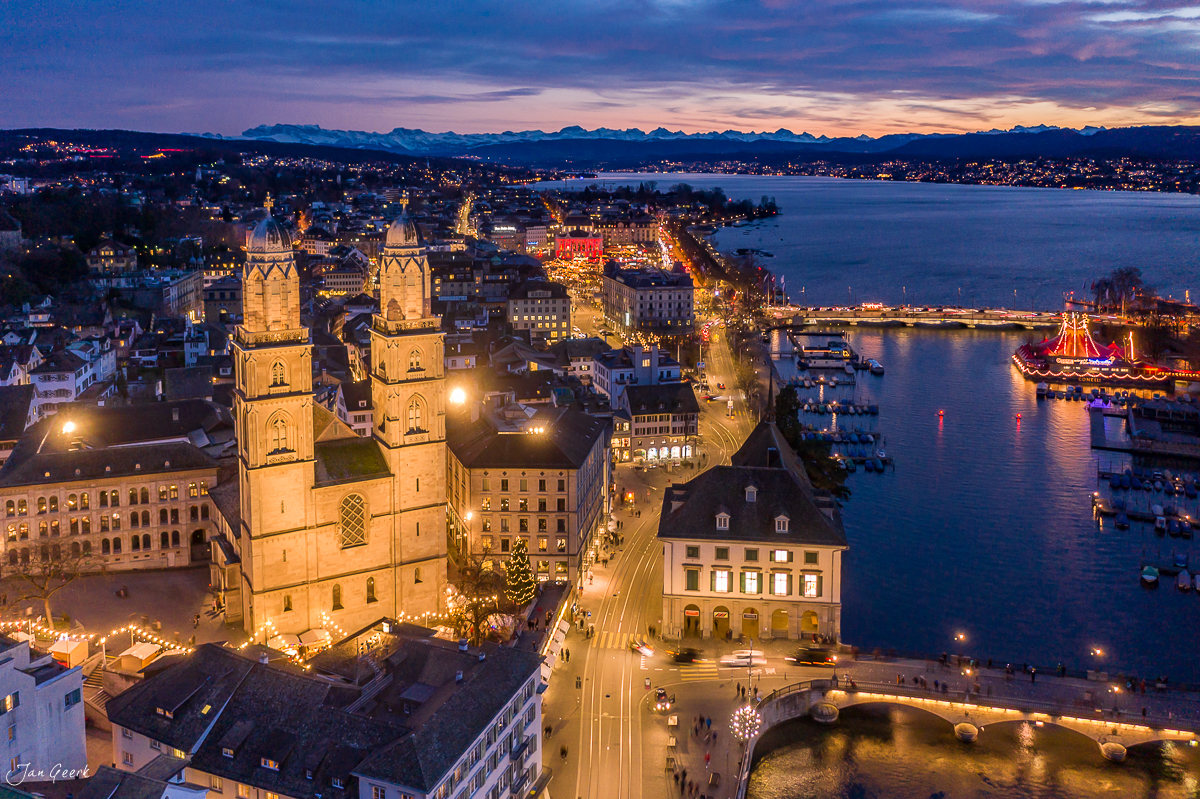 Luftaufnahme Grossmünster Zürich Weihnachtsmarkt Abendstimmung Winter Schweiz Jan Geerk Fotograf Basel