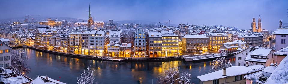 Zürich Altstadt mit Fraumünster und Grossmünster bei Schnee und Winterlichtern – Schweiz, Jan Geerk Fotograf Basel