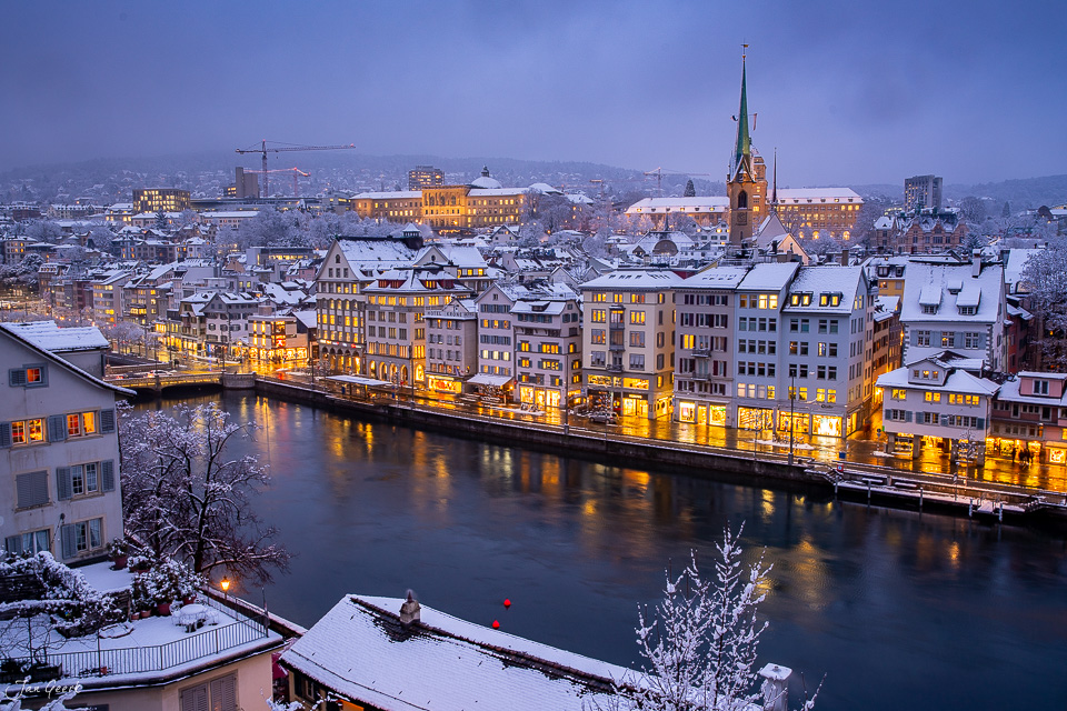 Winterliche Altstadt Zürich mit Fraumünster und Grossmünster in Schnee und Abenddämmerung – Schweiz, Jan Geerk Fotograf Basel