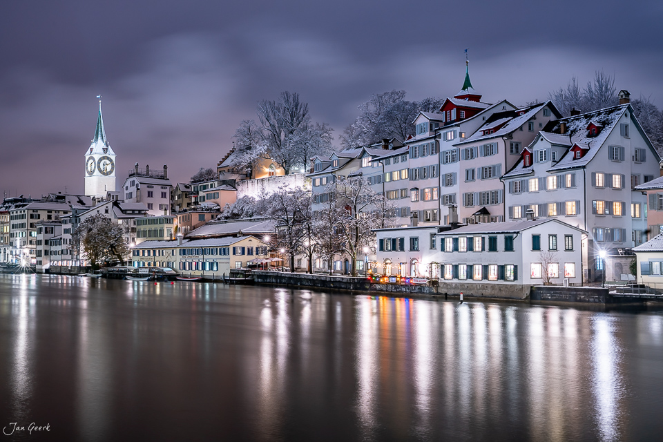 Zürich Altstadt Winter am Fluss mit Fraumünster und Grossmünster in Schnee und Nacht Schweiz – Jan Geerk Fotograf Basel