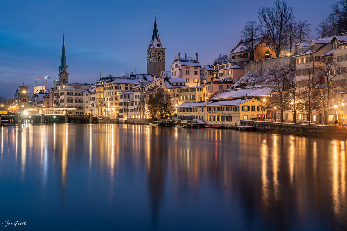 Zürich Altstadt mit Fraumünster und Grossmünster bei Nacht im Winter, schneebedeckt, blaue Stunde, Schweiz – Jan Geerk Fotograf Basel