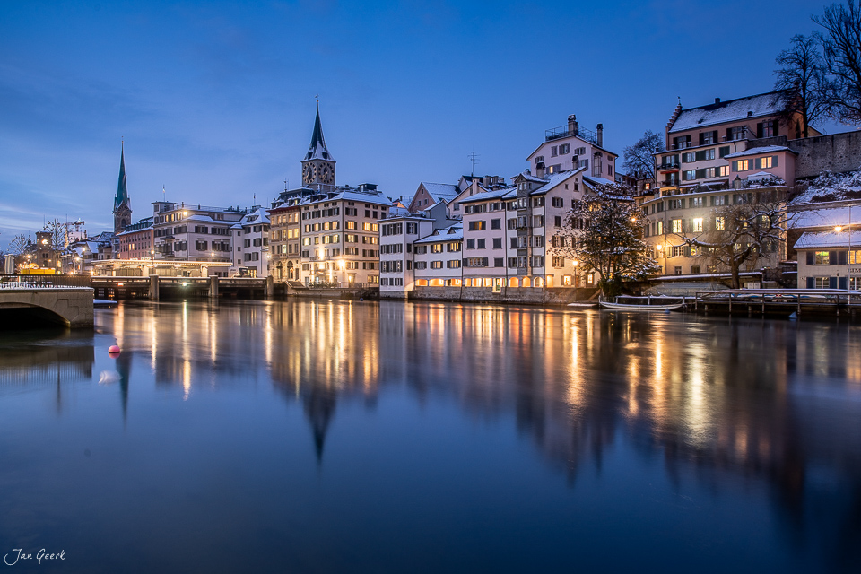 Zürich Altstadt mit Fraumünster und Grossmünster spiegelt sich in der Limmat, Winternacht, Schweiz – Jan Geerk Fotograf Basel