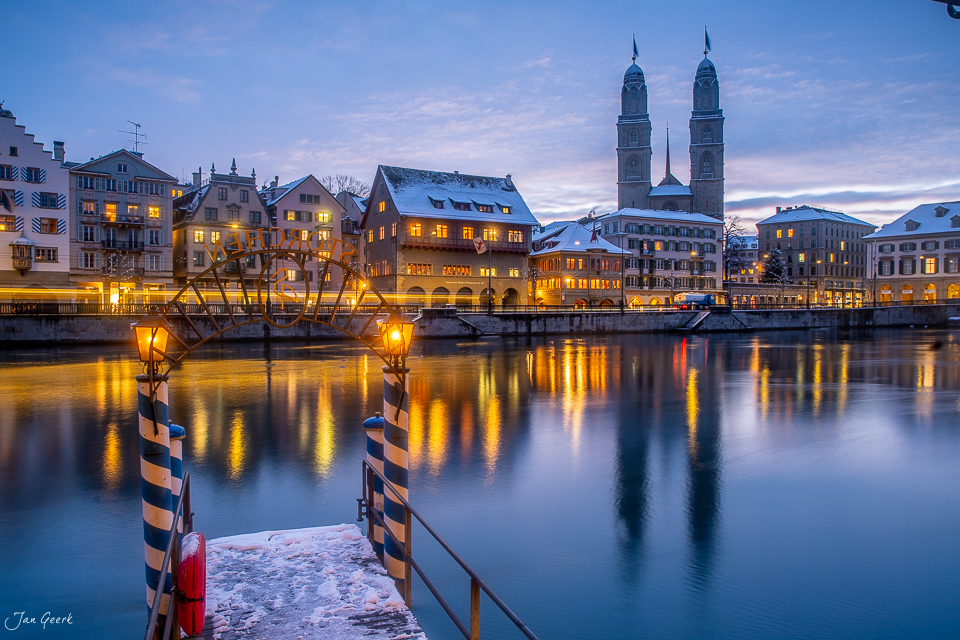 Zürich Altstadt mit Grossmünster und Fraumünster am Limmatufer in Winterstimmung bei Nacht – Jan Geerk Fotograf Basel Schweiz
