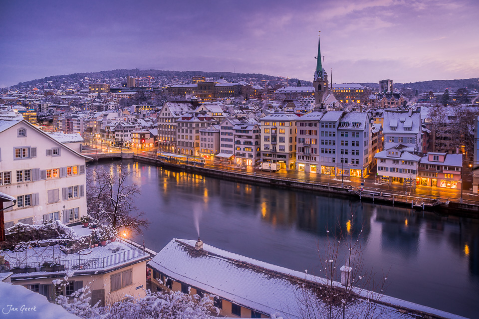 Zürich Altstadt mit Fraumünster und Grossmünster bei Schnee und Winterdämmerung Schweiz – Jan Geerk Fotograf Basel