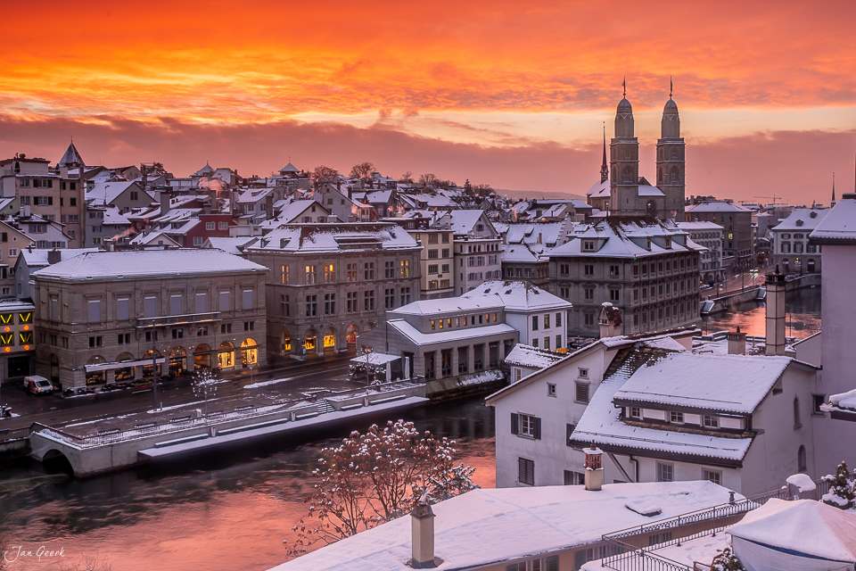 Zürich Altstadt im Winter mit Grossmünster und Fraumünster bei magenta Sonnenuntergang Schweiz Jan Geerk Fotograf Basel