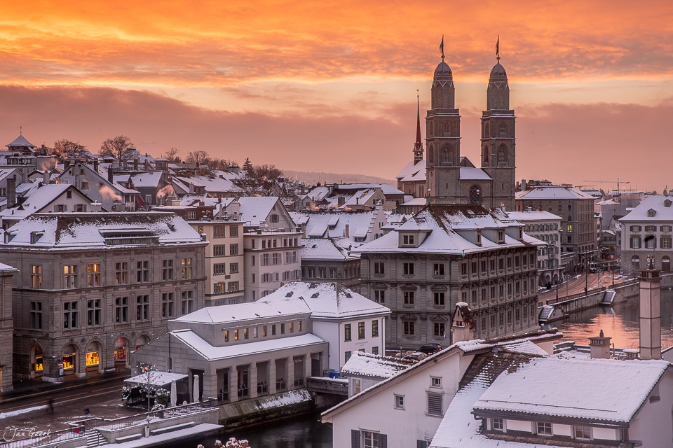 Altstadt Zürich mit Grossmünster und Fraumünster im Schnee bei Sonnenuntergang - Jan Geerk Fotograf Basel Schweiz