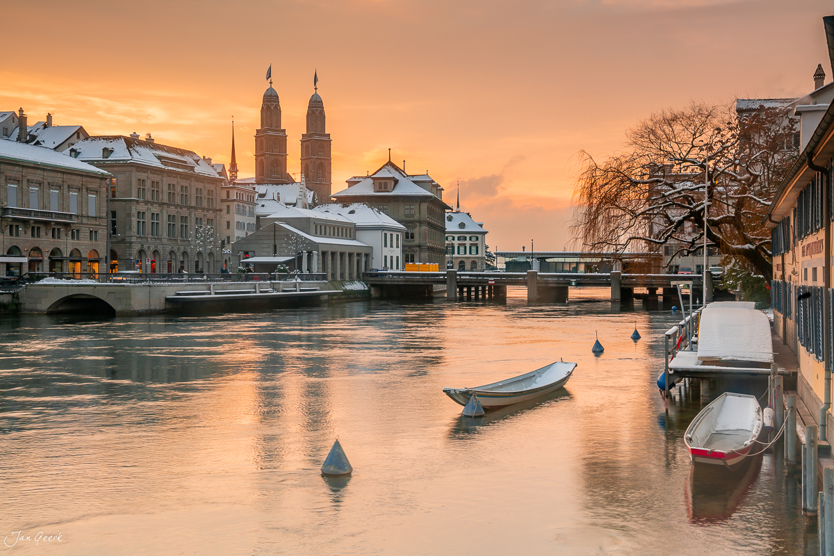 Fraumünster und Grossmünster an der Limmat in Zürich bei Sonnenuntergang im Winter, schneebedeckte Altstadt, Schweiz – Jan Geerk Fotograf Basel