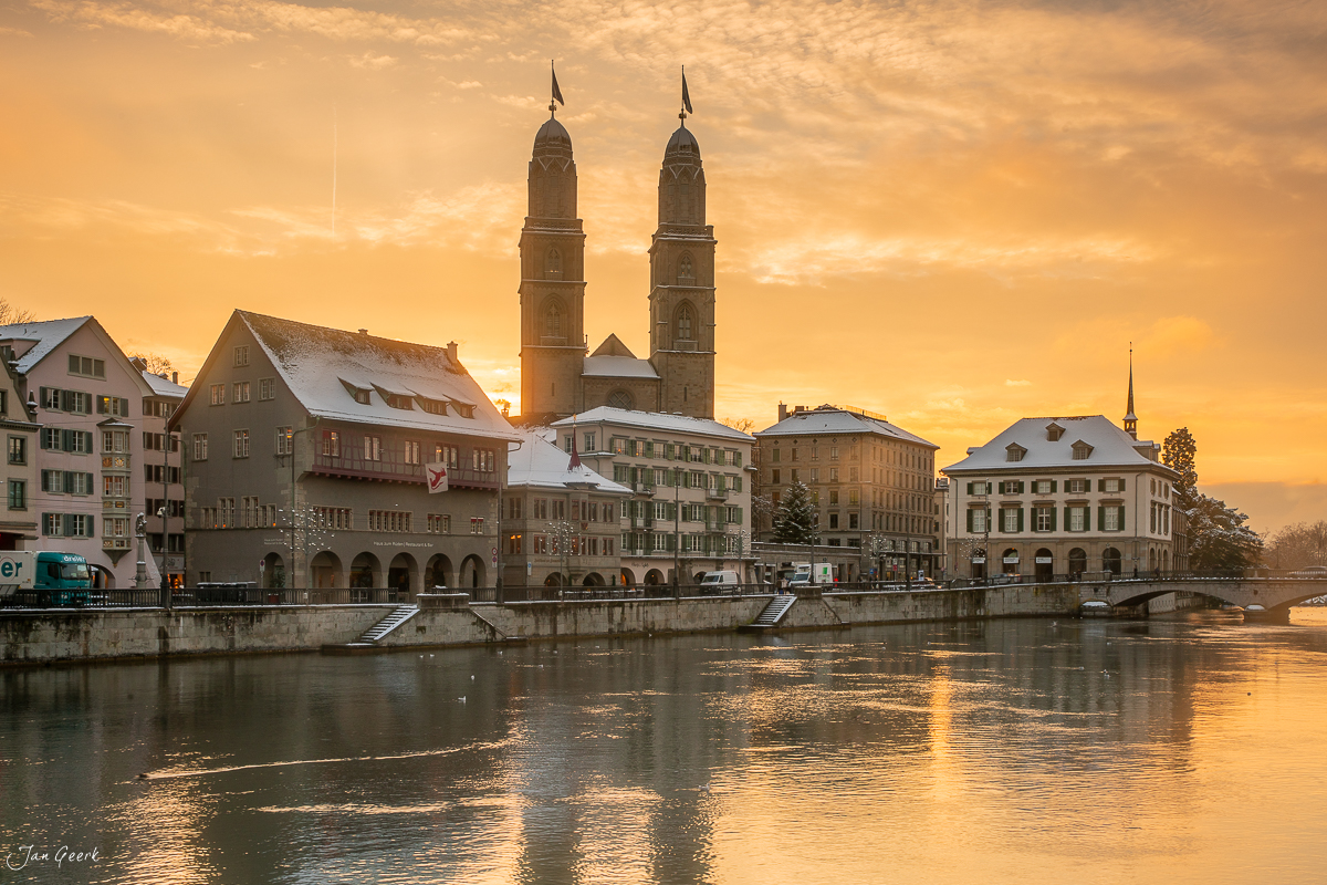 Zürich Altstadt mit Fraumünster und Grossmünster am verschneiten Limmatufer bei Sonnenuntergang, Winterfotografie Schweiz – Jan Geerk Fotograf Basel