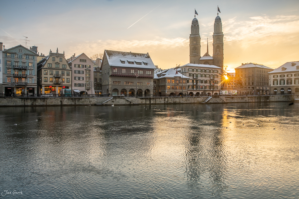 Zürich Altstadt mit Fraumünster und Grossmünster am Fluss während Sonnenuntergang im Winter Schweiz Jan Geerk Fotograf Basel