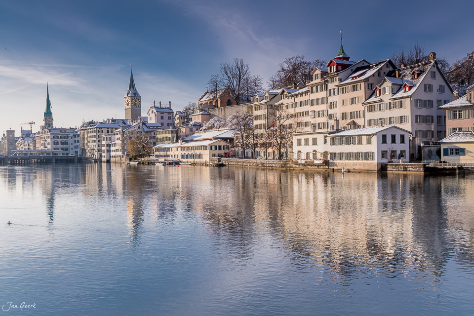 Zürich Altstadt mit Fraumünster und Grossmünster spiegelt sich im winterlichen Zürichsee, Schweiz – Jan Geerk Fotograf Basel
