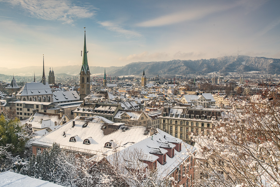 Winterliche Altstadt Zürich mit Fraumünster und Grossmünster, verschneite Dächer und Kirchtürme, Schweiz – Jan Geerk Fotograf Basel