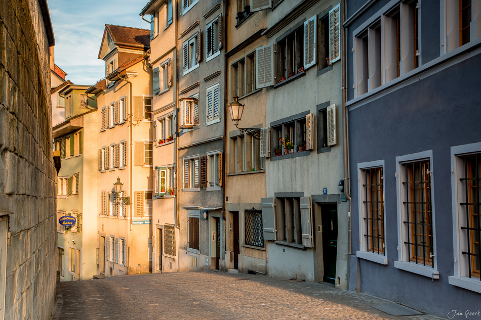Altstadt Gasse mit historischen Fassaden in Zürich, Frühlingslicht, Schweiz – Jan Geerk Fotograf Basel