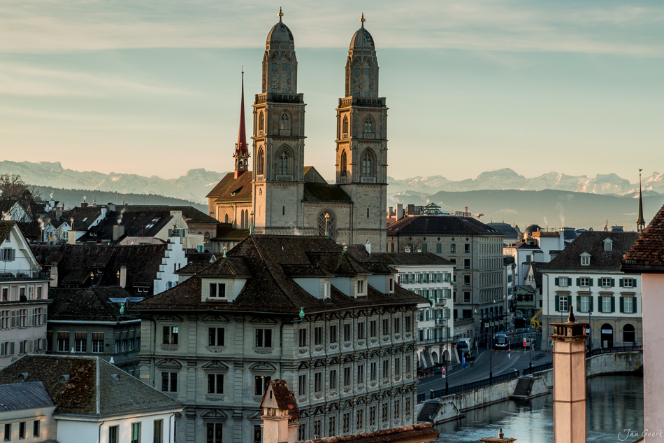 Grossmünster und Wasserkirche an der Schipfe Zürich Frühling mit Alpenpanorama Schweiz Jan Geerk Fotograf Basel