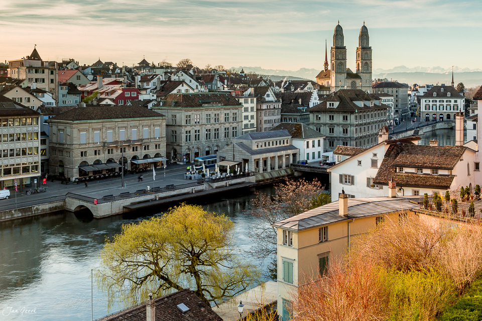 Altstadt Zürich mit Limmat, Frühlingssonne und Alpenpanorama im Hintergrund, Schweiz – Jan Geerk Fotograf Basel