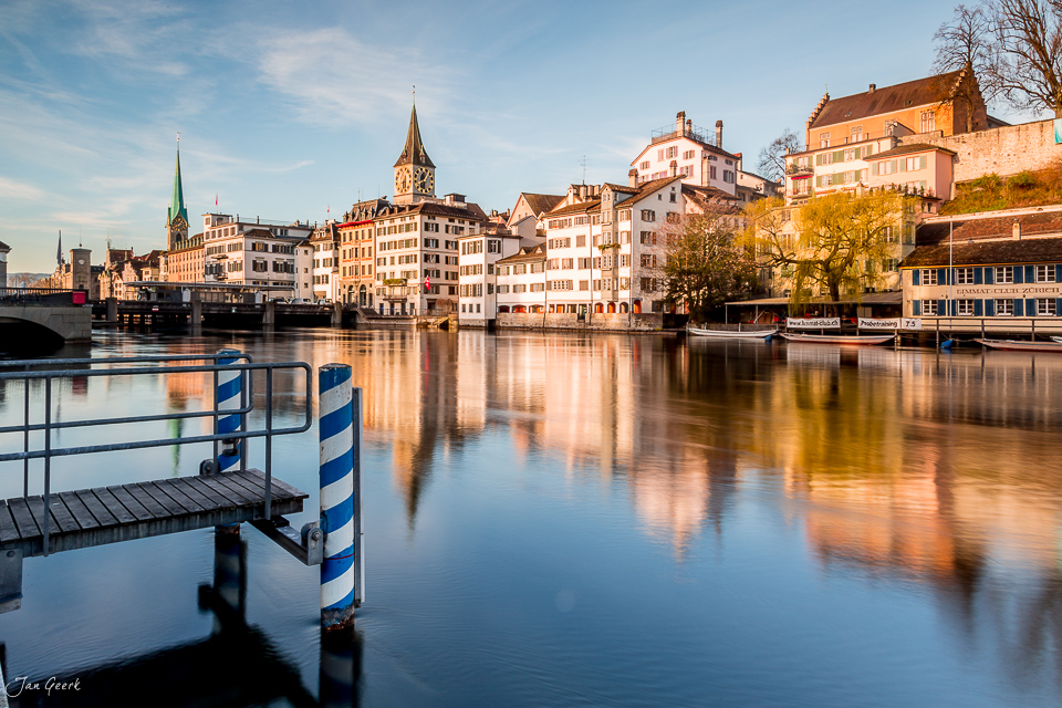 Altstadt Zürich an der Limmat mit Kirchtürmen, Spiegelung im Wasser, Frühjahrssonnenaufgang, Schweiz – Jan Geerk Fotograf Basel