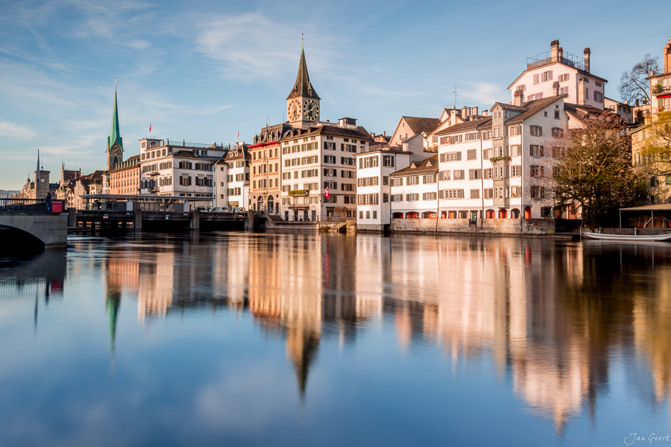 Altstadt Zürich mit Limmatquai Spiegelung im Wasser Frühling Schweiz Jan Geerk Fotograf Basel