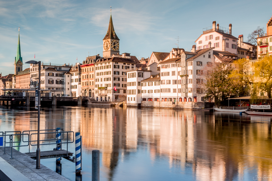 Schipfe Altstadt mit Limmat Spiegelung Frühlingslicht Zürich Schweiz Jan Geerk Fotograf Basel