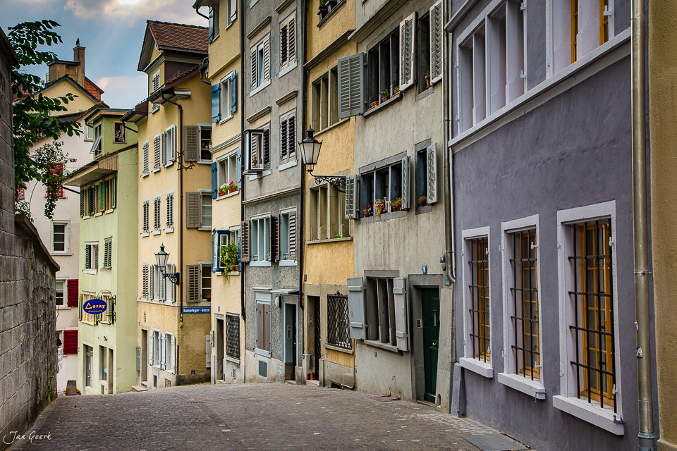 Historische Altstadtgasse mit farbigen Fassaden Zürich Sommer Schweiz – Jan Geerk Fotograf Basel