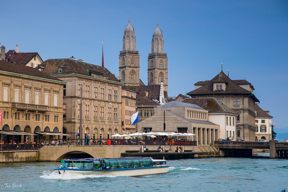 Limmatfluss mit Motorboot und Grossmünster Kirche Zürich Altstadt Sommer Schweiz Jan Geerk Fotograf Basel